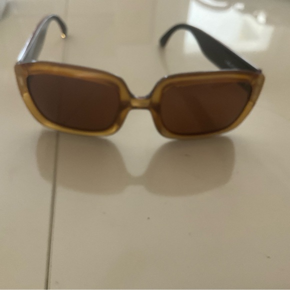 Dior Vintage sunglasses come with a case that has some damage. EUC NO SCRATCHES